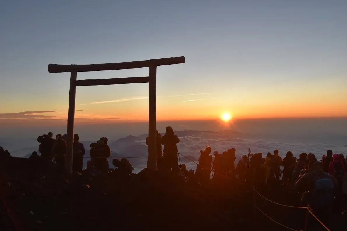 爬富士山是攀登健行還是「排隊踩點」？